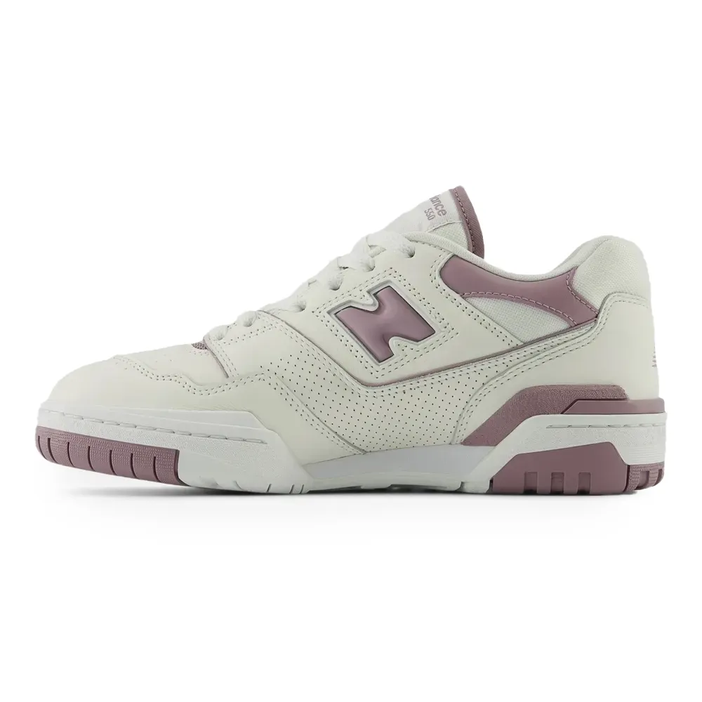 Tênis New Balance 550 branco com detalhes rosa, vista lateral direita destacando design perfurado e logo 'N' rosa